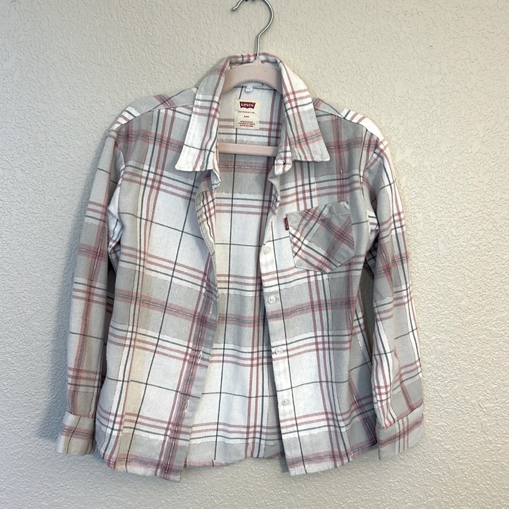 Girls barely worn Levi’s button down shirt size 6/6x.